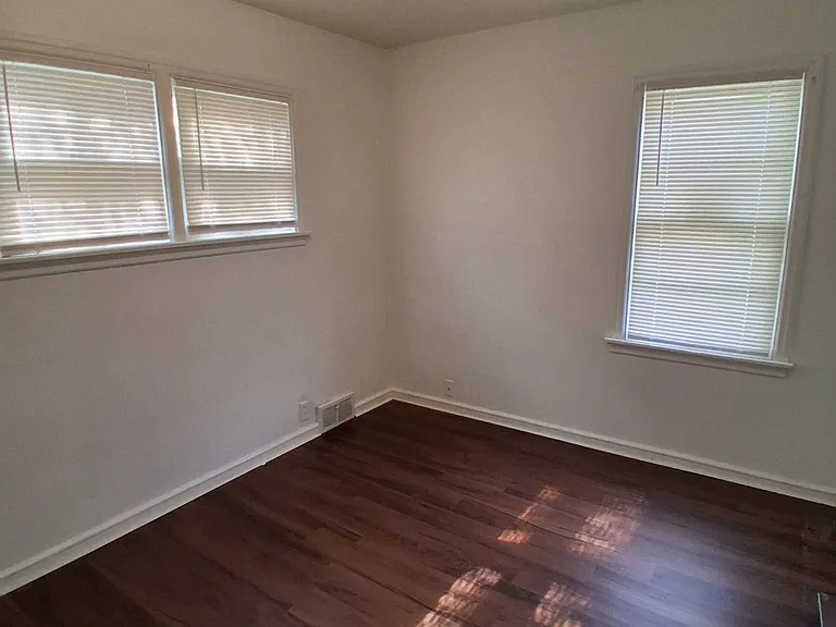 2605 W Victory Ln — Photo 5