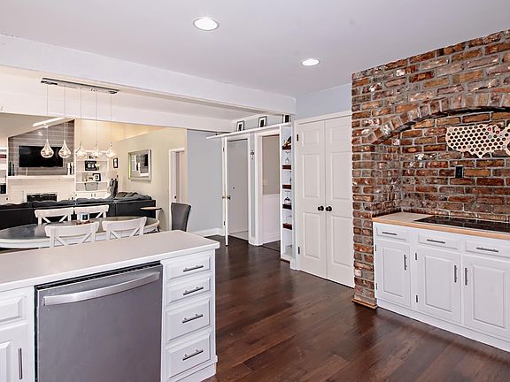 4th image of 650 S Greenbrook Cir
