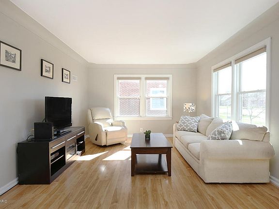 2nd image of 81 W 21st St