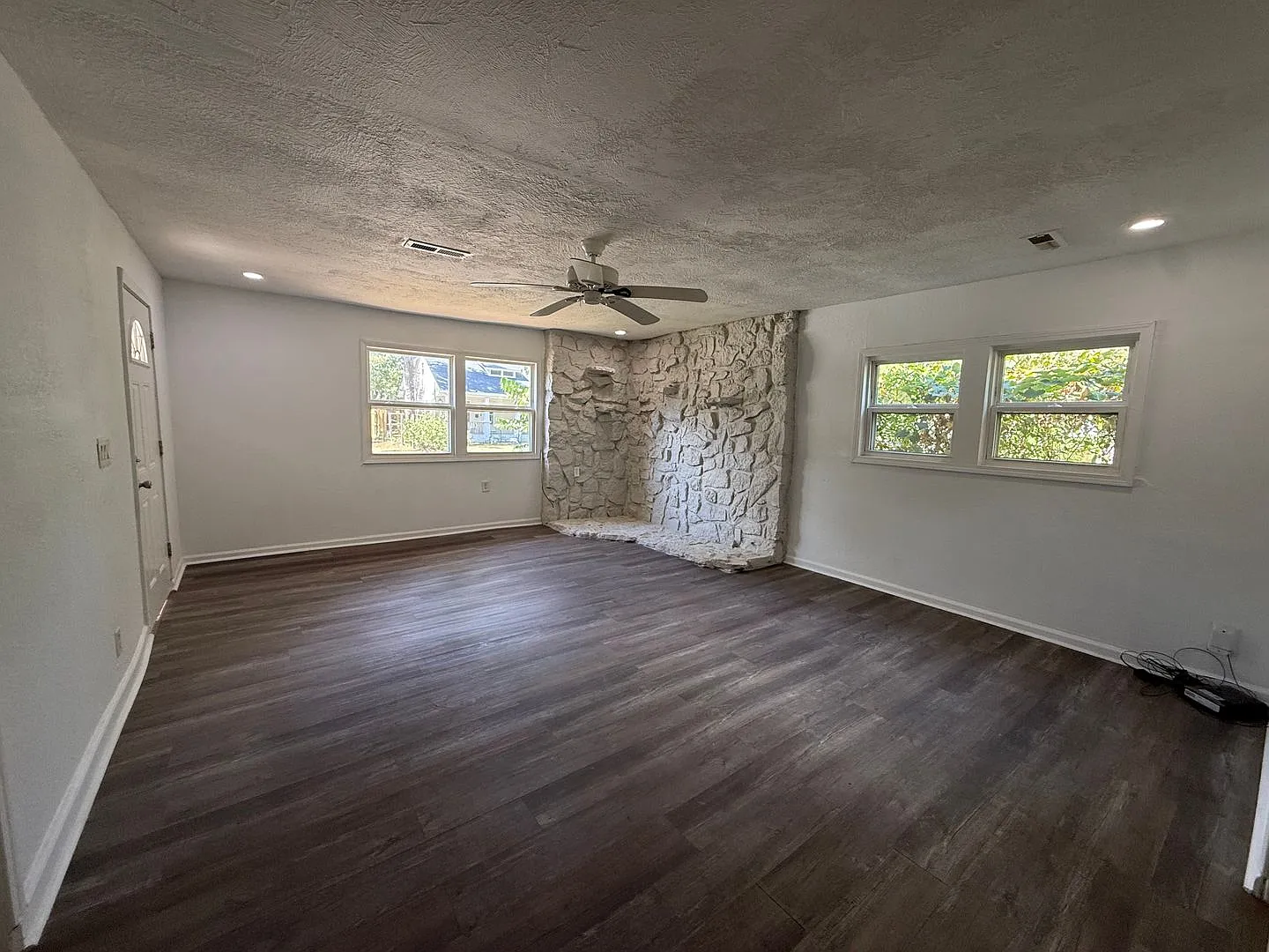Available Now 4 bedroom 2 full bathroom home! — Photo 2
