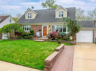 135 Aster Dr, New Hyde Park, NY 11040