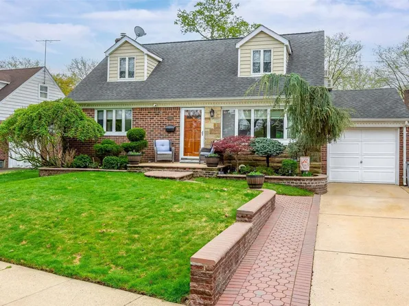 135 Aster Drive, New Hyde Park, NY 11040