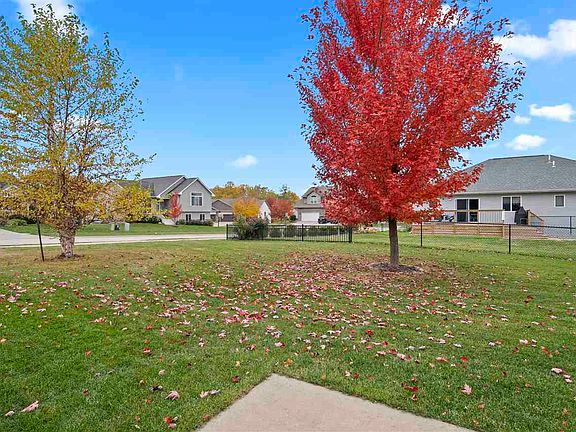 4th image of 285 Autumn Ct