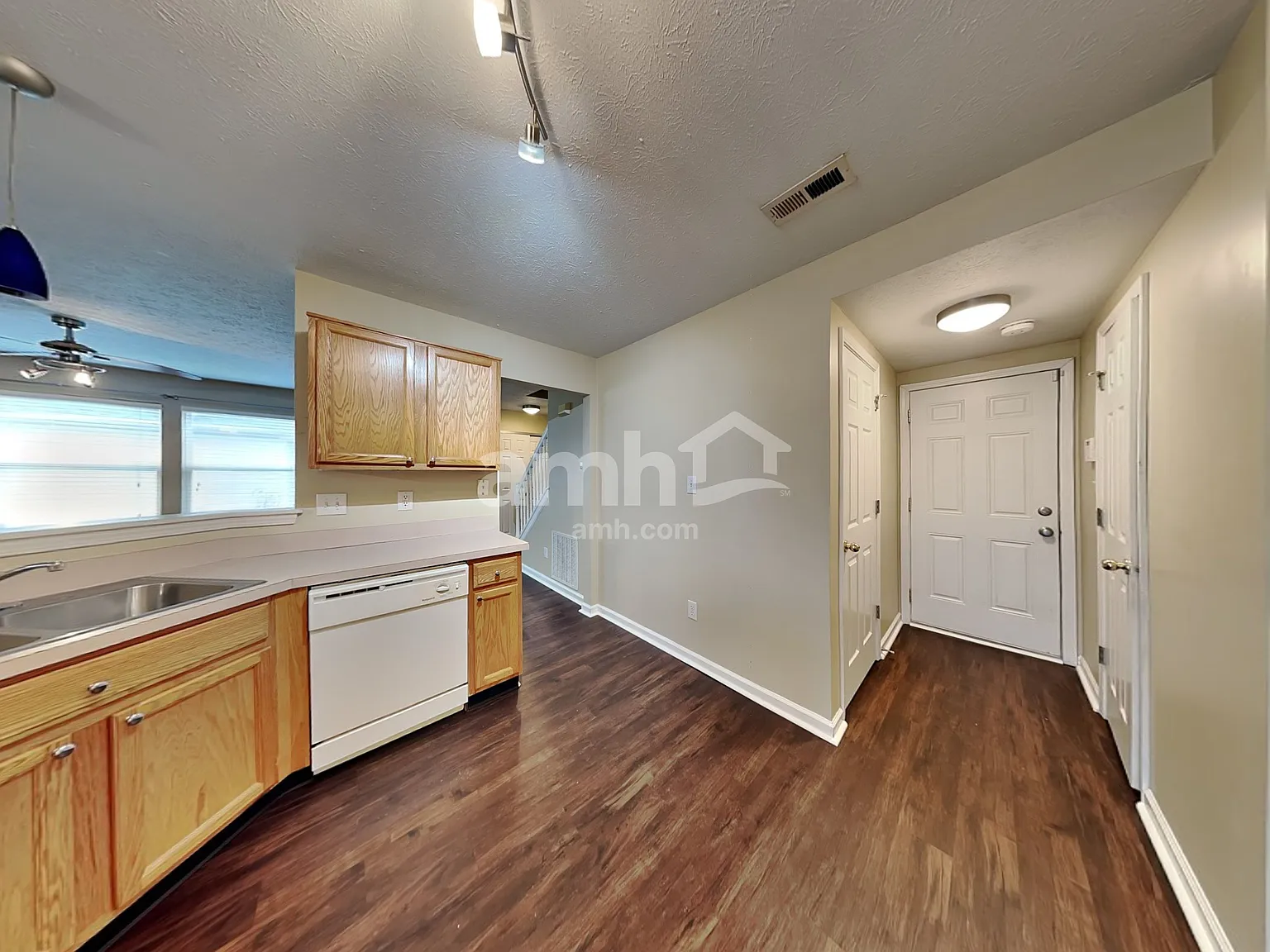 3 bed, 3.0 bath, 1745 sqft, $2,180 — Photo 4
