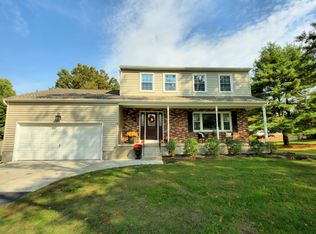 8 Honeywood Ln, Ewing, NJ 08638
