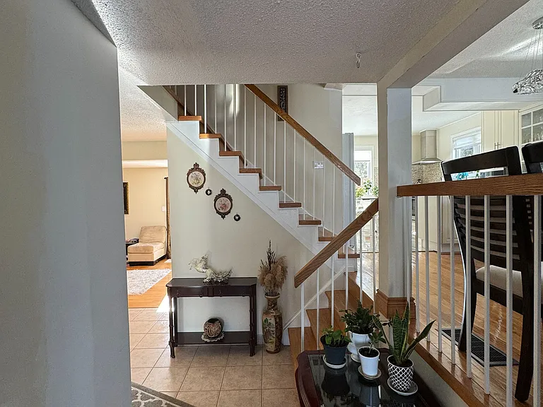 271 Weldrick Rd W — Photo 4