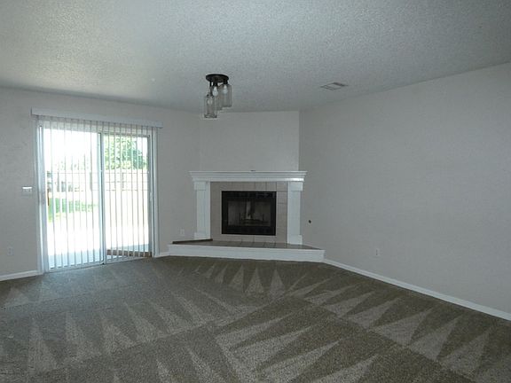4th image of 833 Spring Ct