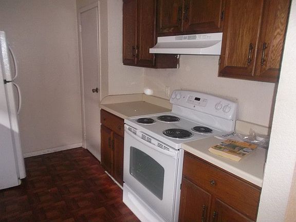 3rd image of 614 Lost Springs Ct