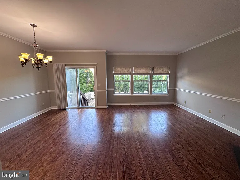 216 Waverly Ct — Photo 13