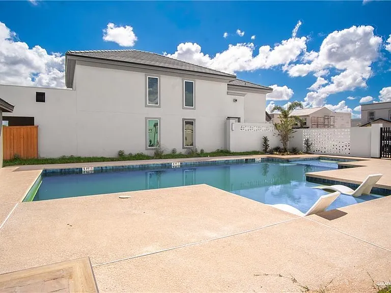2206 Corales St — Photo 20