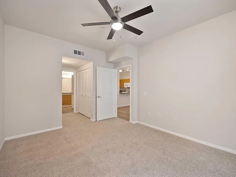 Mission Hills Apartments — Photo 15