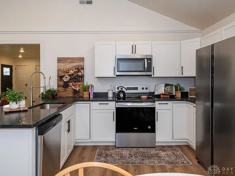 457 Marchmont Dr — Photo 8