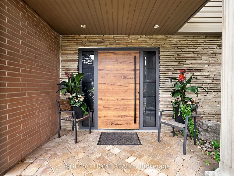 35 Brightbay Cres — Photo 3