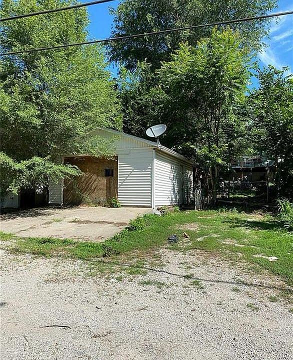 2nd image of 1318 Douglas St