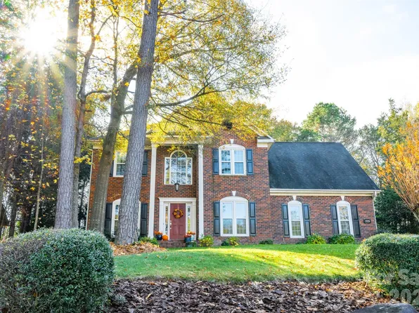 5729 Woodridge Ct NW, Concord, NC 28027