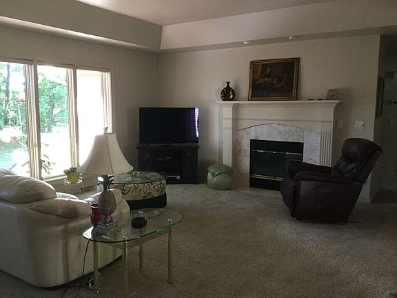 Liv. Rm w/gas FP /tray ceil