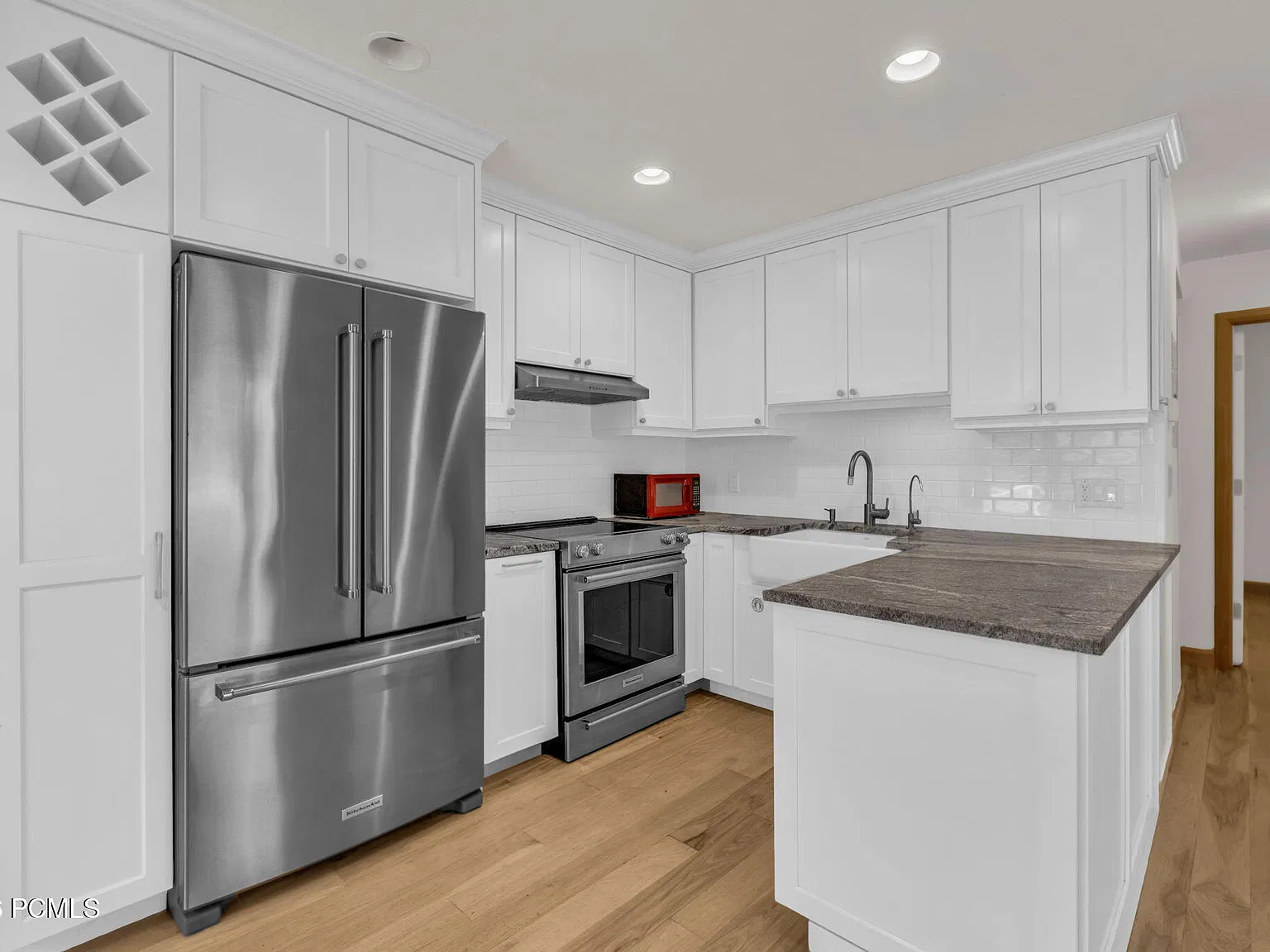 3 bed, 2.0 bath, 1116 sqft, $3,800 — Photo 4