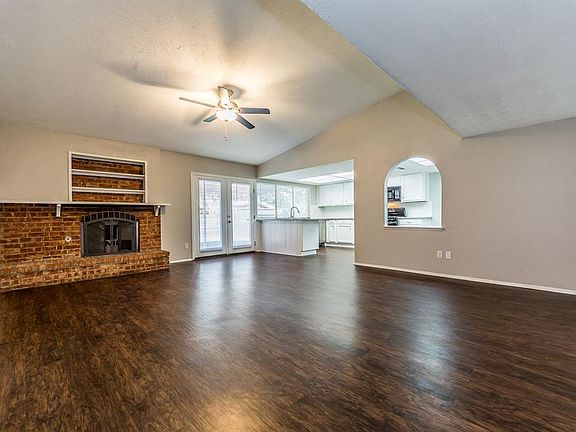 5th image of 945 Windy Meadow Dr