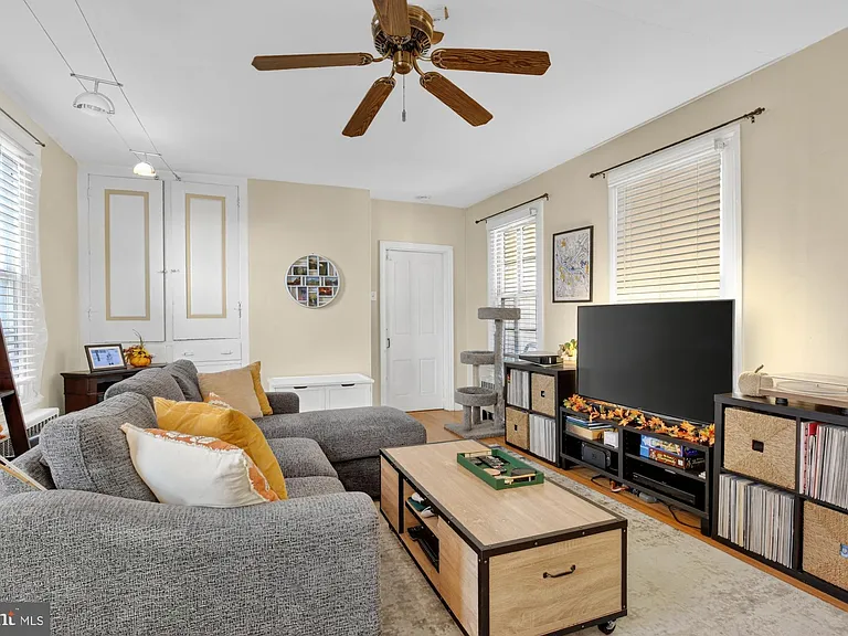 350 Green Ln #1R — Photo 9