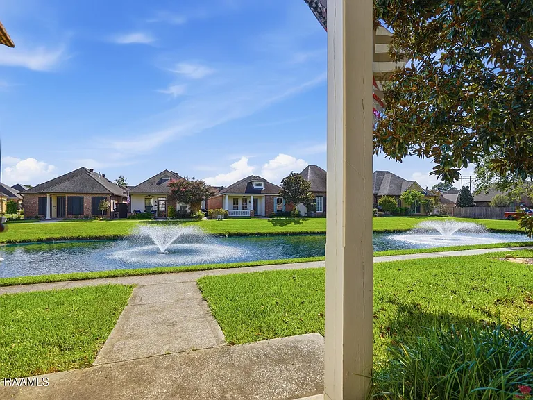 406 Harbor Bend Blvd — Photo 2