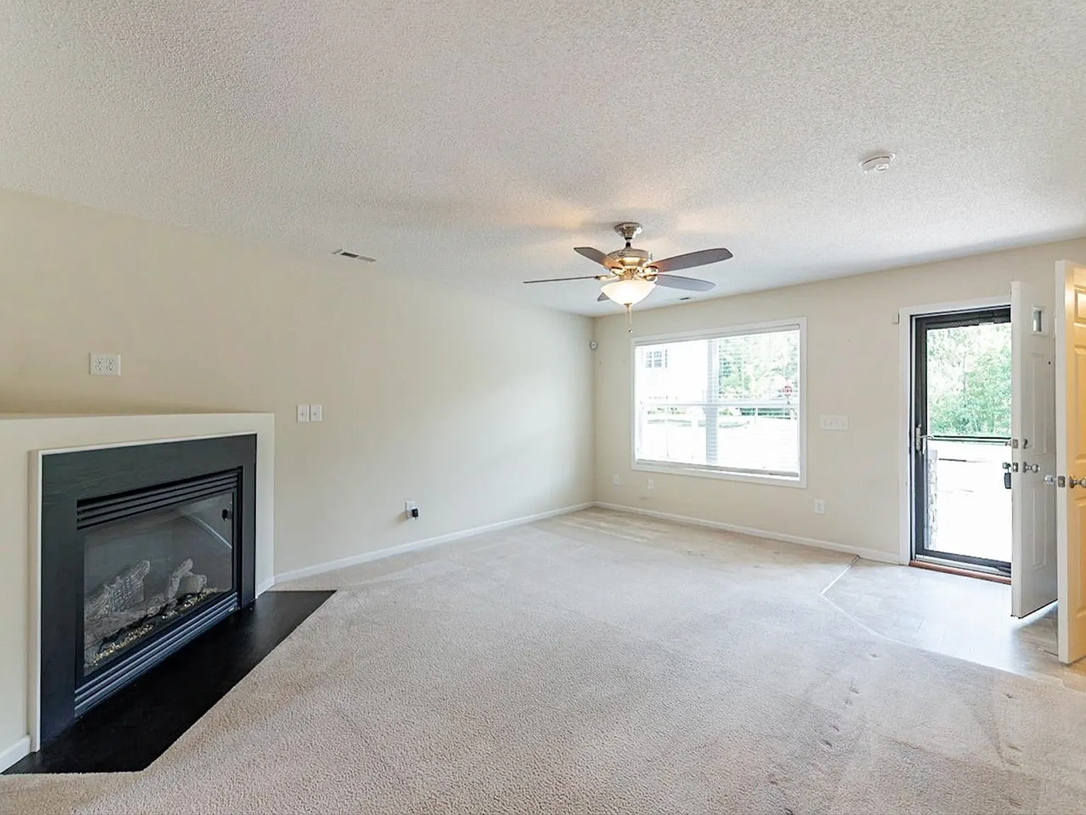 3 bed, 2.5 bath, 1560 sqft, $2,150 — Photo 3