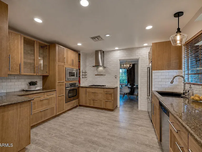 705 W Wilshire Dr — Photo 3
