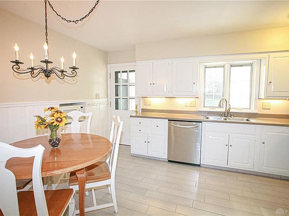 4th image of 245 Acorn Dr