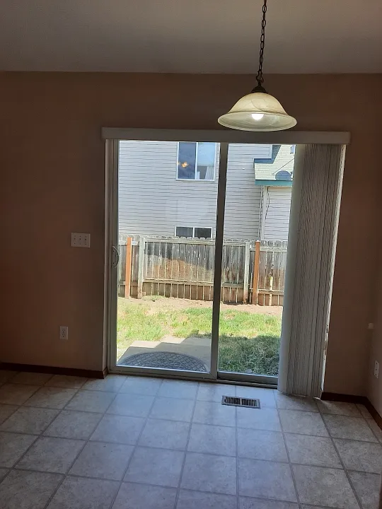 2 bed, 910 sqft, $1,900 — Photo 2