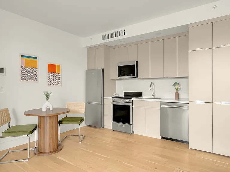 585 Argyle Rd #3A — Photo 2