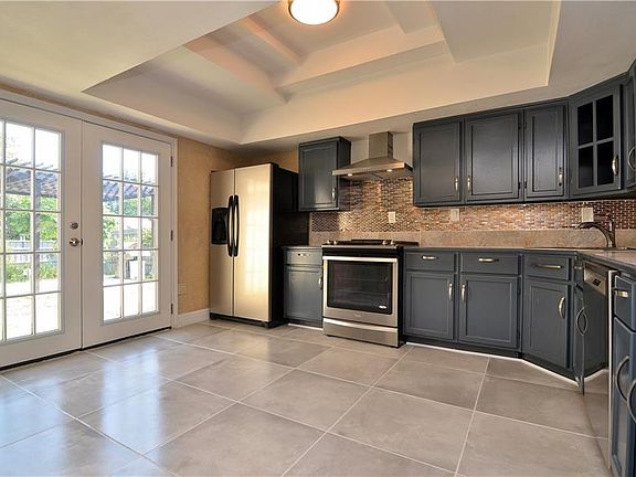 3rd image of 3105 Pinewood Dr