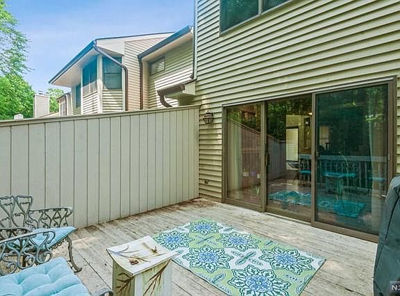 5th image of 25 Bentley Dr