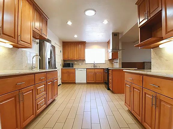 3rd image of 1050 Paintbrush Dr