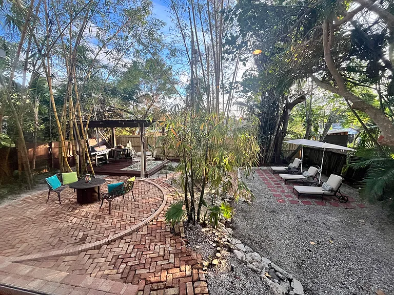 940 39th Ct — Photo 37