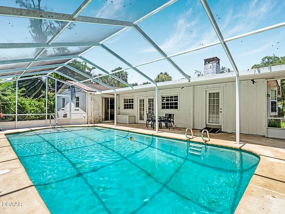 5th image of 70 Crestwood Cir