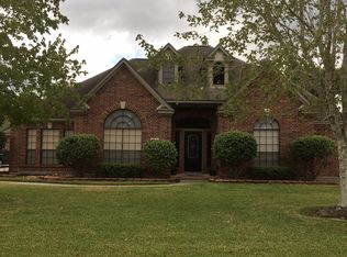 214 Tearose Ln, Lake Jackson, TX 77566