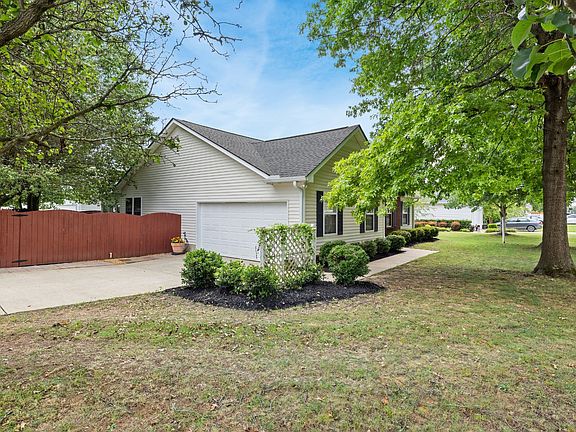 2nd image of 2735 Roscommon Dr