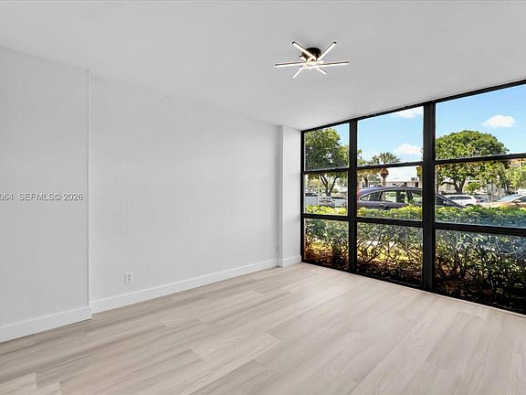 4th image of 1000 Parkview Dr APT 129