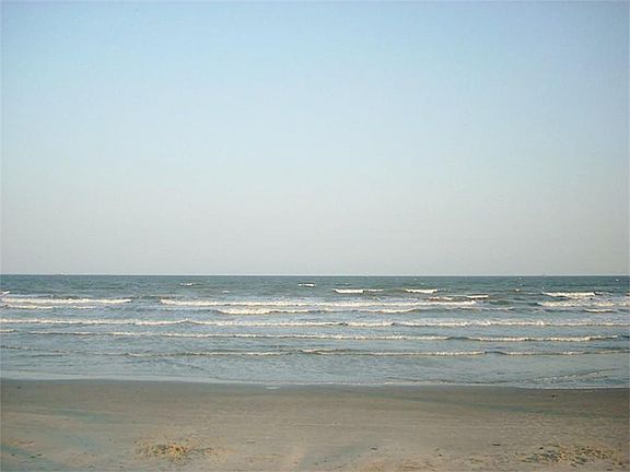 2 MINIUTES FROM SEAWALL