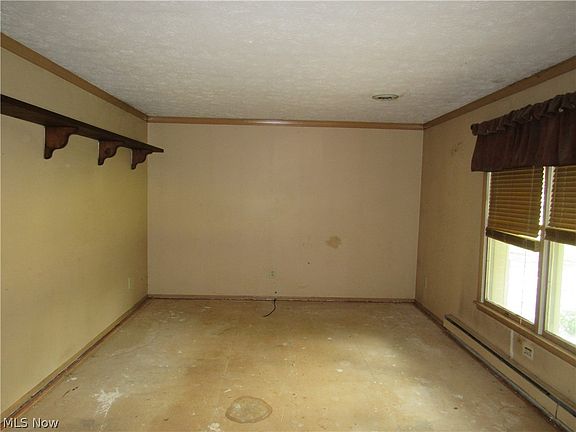 3rd image of 10940 Julie St NE