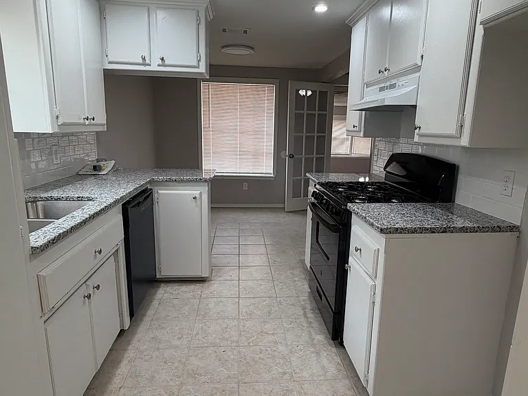 1717 SE 9th St — Photo 5