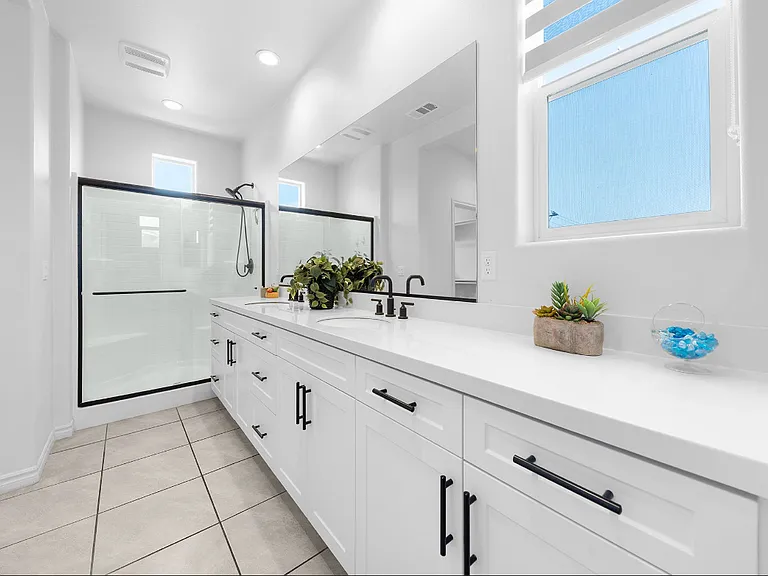 bathroom inside master room