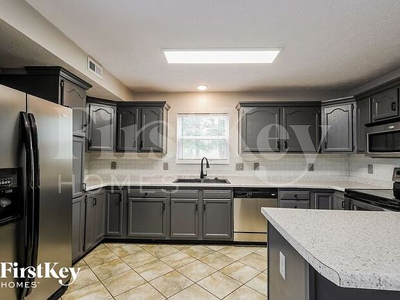 5th image of 927 Marcia Dr