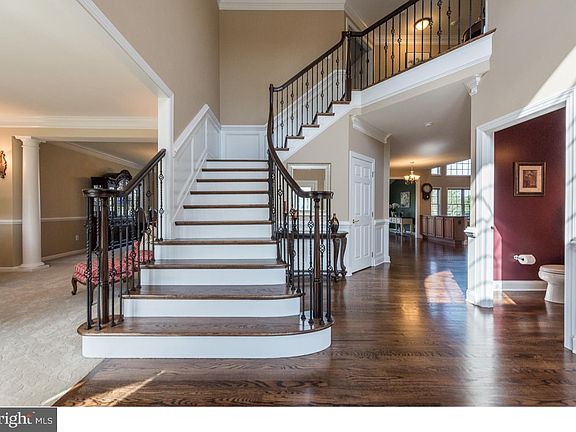 3rd image of 1018 Powell Ct