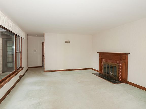 4th image of 218 N Lincoln Ln