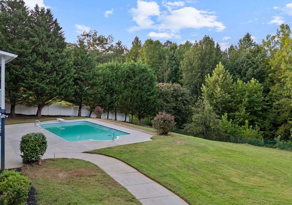 1st image of 129 Eagle Pointe Dr