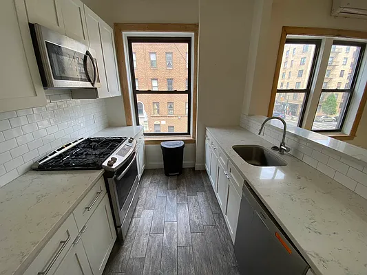 Rented by Premier Metro Realty Corp | media 4