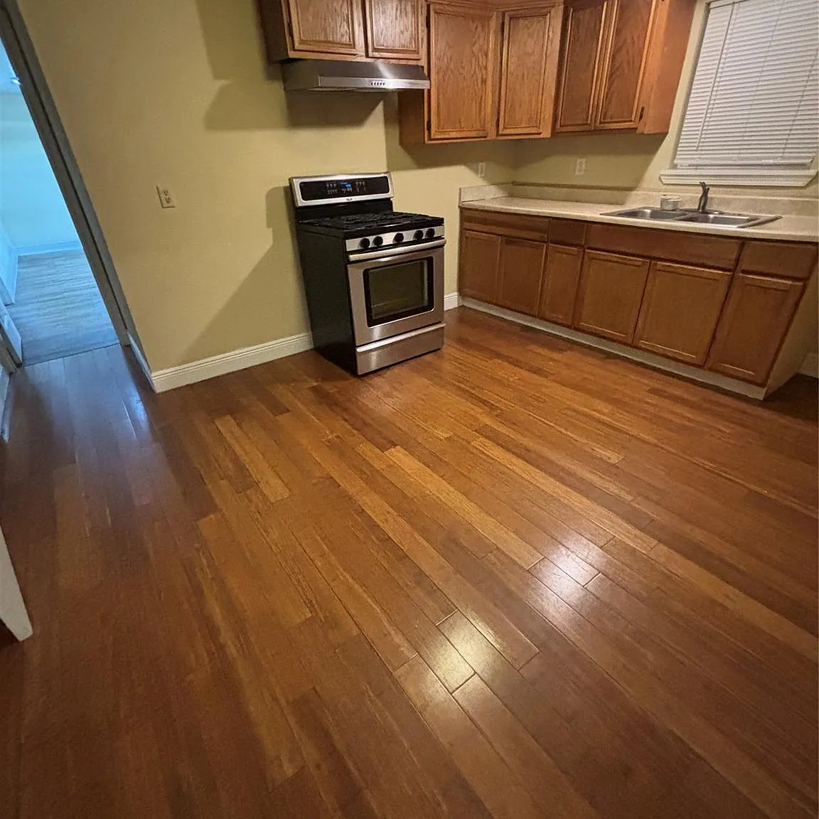3 bed, 1.5 bath, 884 sqft, $2,495 — Photo 4
