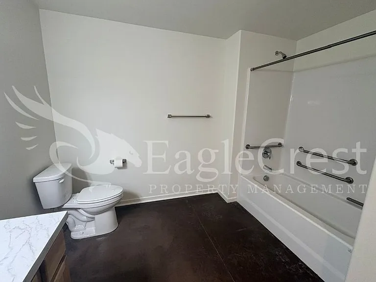 942 NE Spitzenburg St — Photo 43