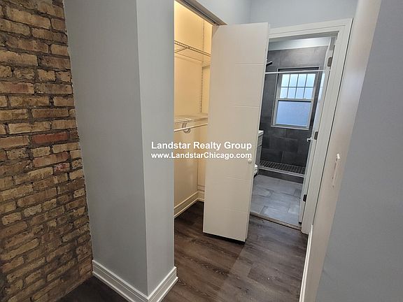 2nd image of 1059 W Glenlake Ave APT 1W