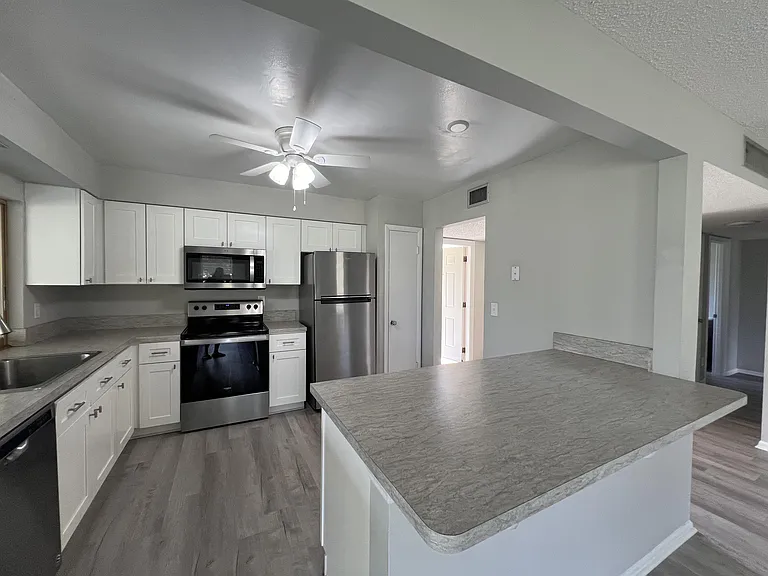 1920 W Lakeview Blvd #1 — Photo 40